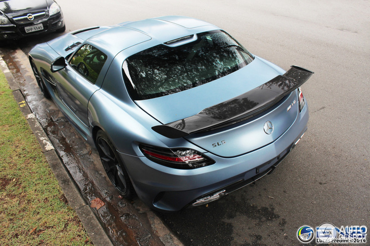 Past matblauw op een Mercedes-Benz SLS AMG Black Series?