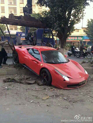 Chinees schrijft Ferrari 458 Italia af 