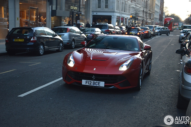 Bernie Ecclestone laat zich rijden in een F12berlinetta