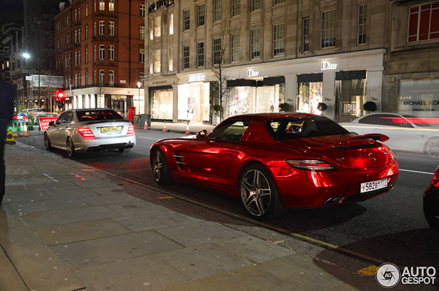 Roodchromen Mercedes-Benz SLS AMG is laat voor kerst