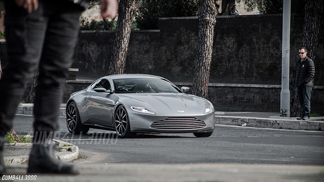 Aston Martin DB10 gespot op de set van James Bond