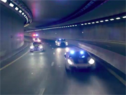 Filmpje: Dubai Police force toont zijn spierballen