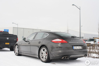 Gespot: Mini Porsche meeting op Rotterdam The Hague Airport