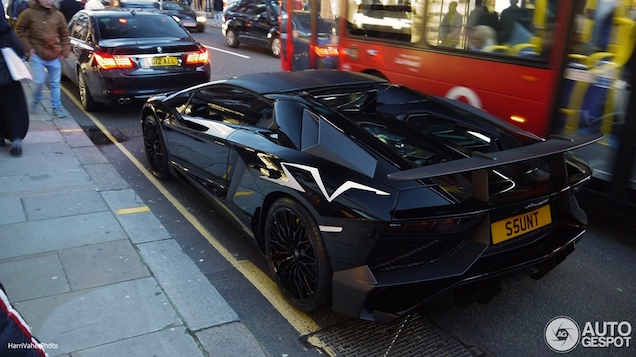 Gespot: Lamborghini Aventador SV Roadster van James Stunt