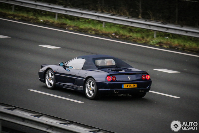 Gespot: donkerblauwe Ferrari F355 Spider