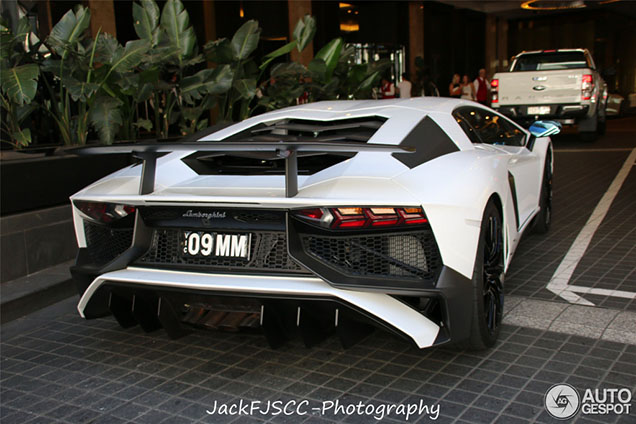 Witte Lamborghini Aventador LP750-4 SuperVeloce gespot