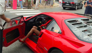 Filmpje: hoge hakken in een Ferrari F40, waarom niet?