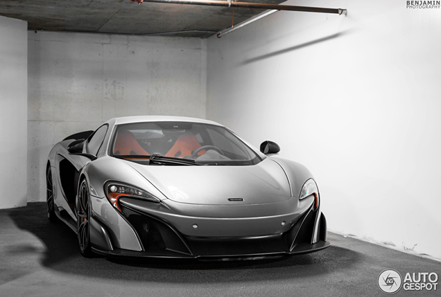 McLaren 675LT oogt stijlvol in de parkeergarage