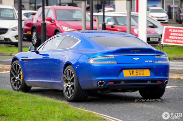 Aston Martin Rapide S oogt strak in het blauw