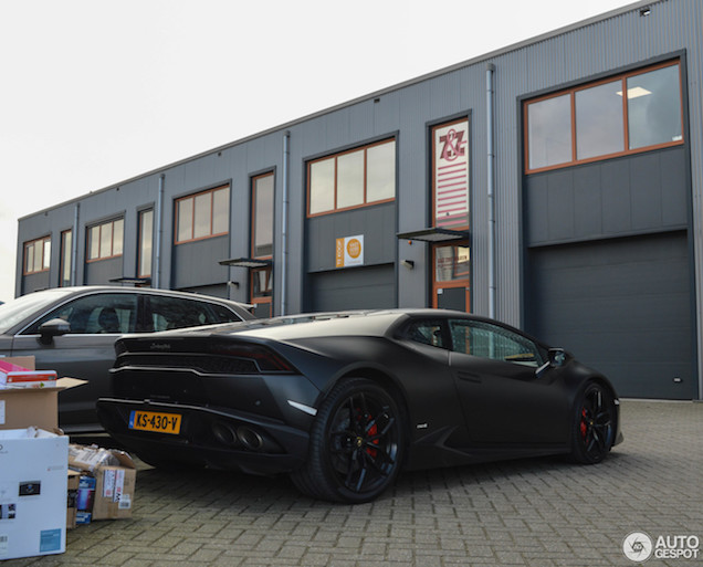 Spot van de dag: matzwarte Lamborghini Huracán oogt duivels