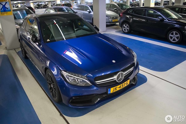 Mercedes-AMG C 63 S Estate kleurt fijntjes met de omgeving