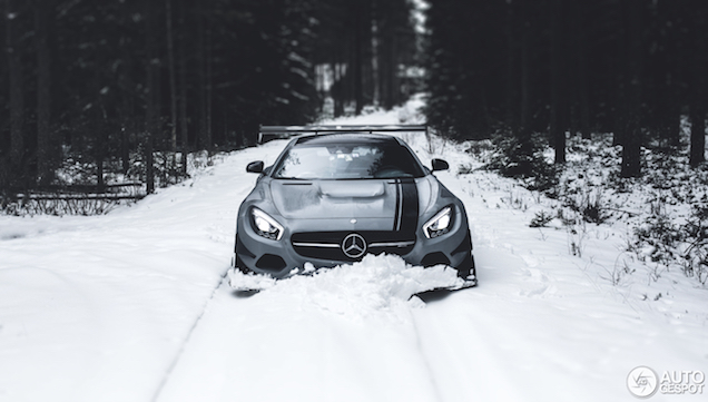 Mercedes-AMG GT-S Galag ploegt door de sneeuw