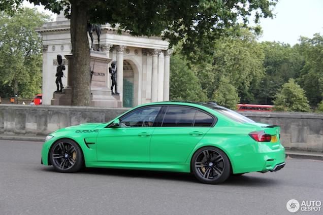 BMW M3 Sedan in het knalgroen is perfectie