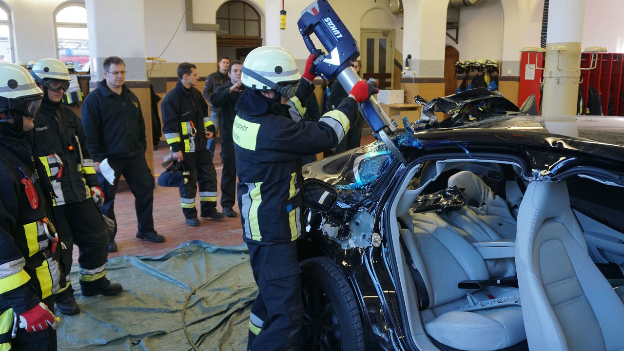 Brandweer knipt Porsche Panamera aan stukken