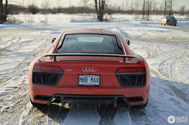 Sneeuw zorgt voor sfeervolle plaatjes van een Audi R8 V10 Plus 
