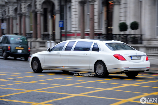 Mercedes-Maybach S600 Pullman Guard rolt door de straten van Londen