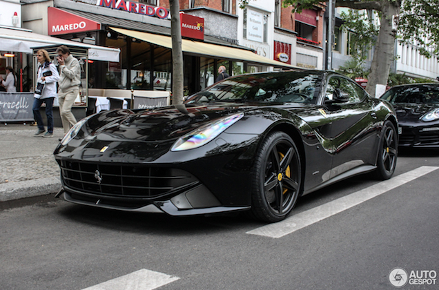 Murdered out Ferrari F12berlinetta oogt zeer vervaarlijk