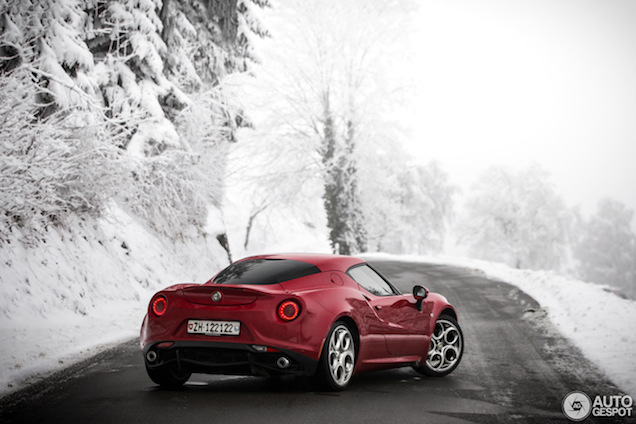 Alfa Romeo 4C speelt in de sneeuw