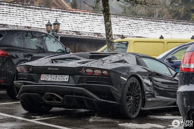 Lamborghini Aventador S Roadster is niet helemaal in zijn element