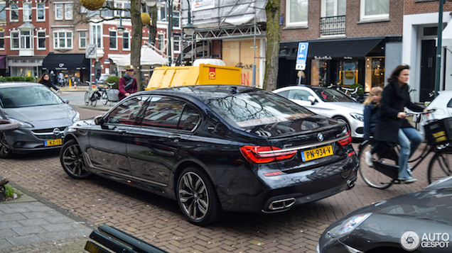 Deze BMW M760Li xDrive staat vrij asociaal geparkeerd