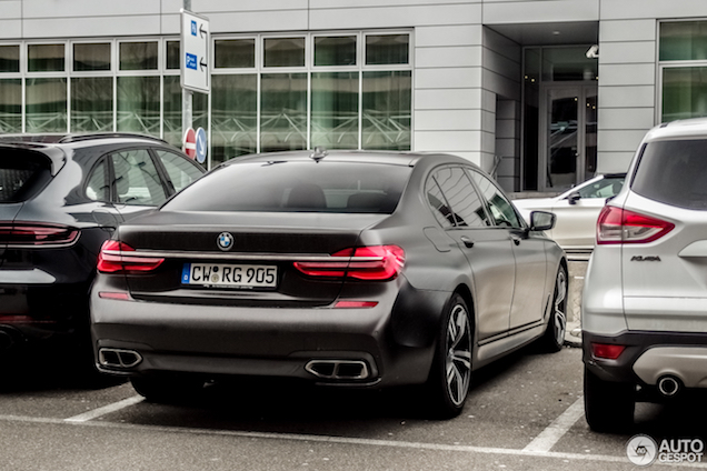 Ook de BMW M760Li xDrive moet het veld gaan ruimen