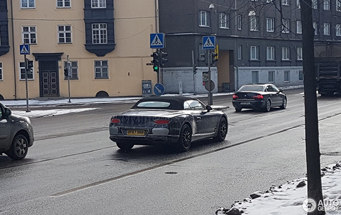 Bentley Continental GTC rijdt onopvallend door Estland