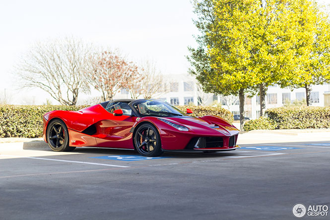 Ferrari LaFerrari Aperta heeft lekker kenteken