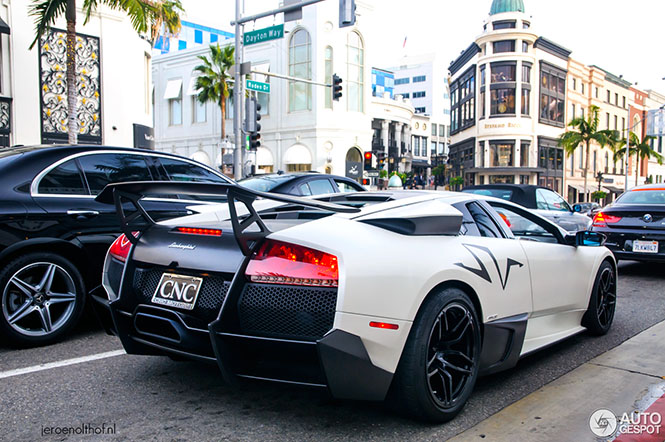 Prachtige Lamborghini heeft het warm in Beverly Hills