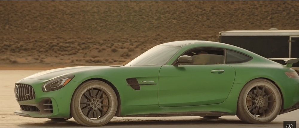 Filmpje: blinde garagist rijdt Mercedes-AMG GT R 