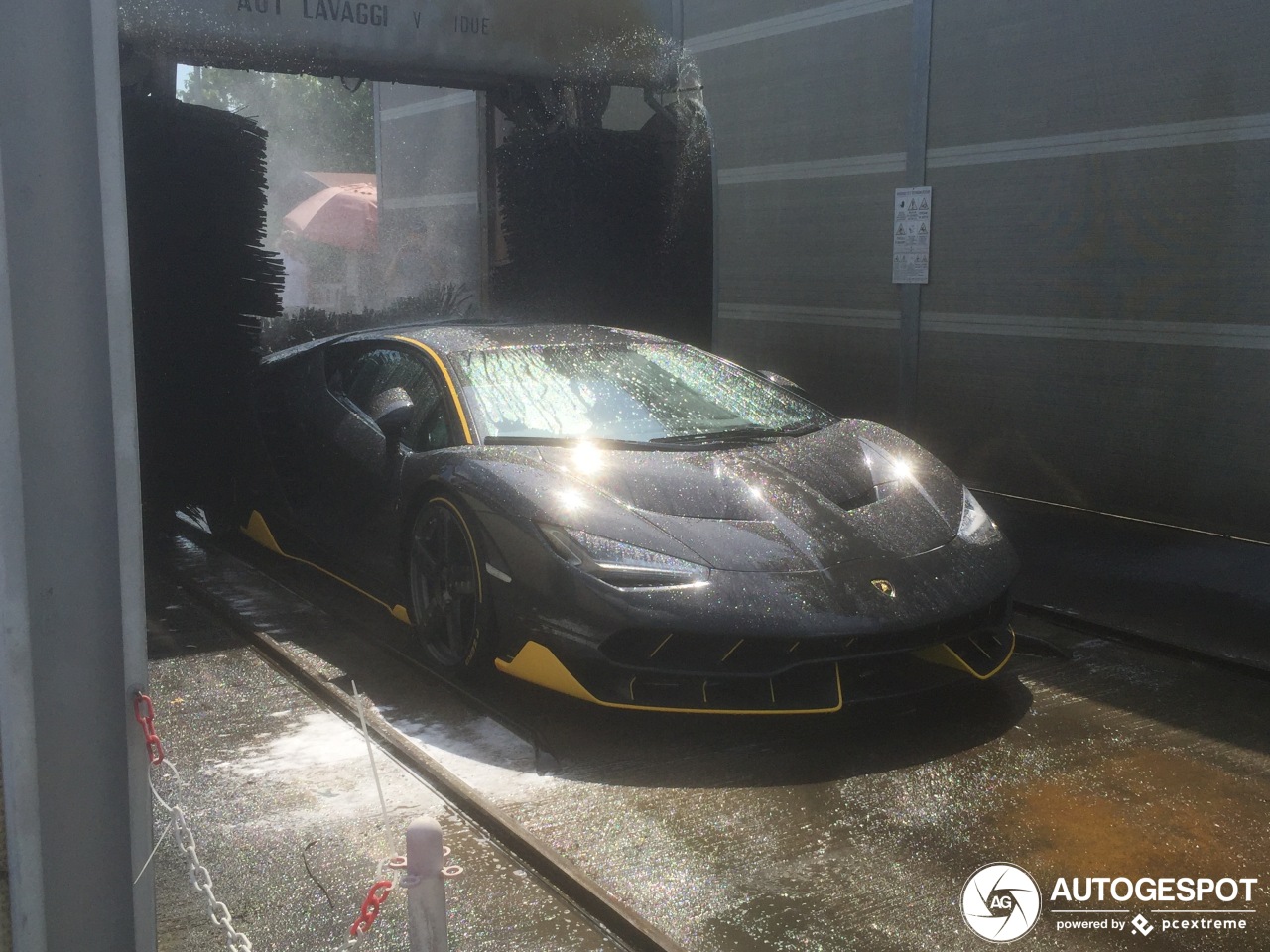 Lamborghini Centenario is niet bang van wasstraatje