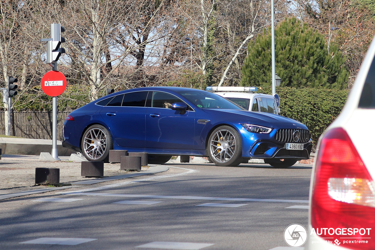 De Mercedes-AMG GT 63 gaat erg hard