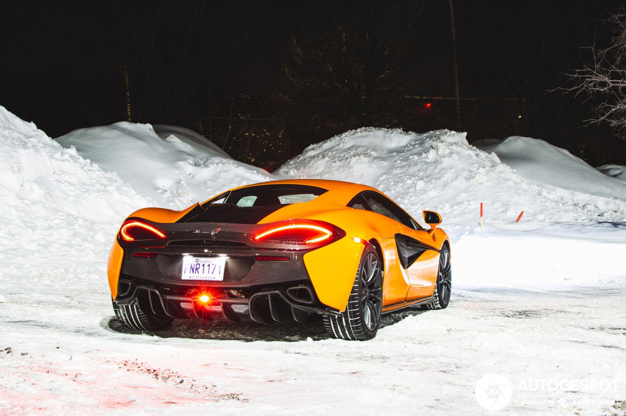 McLaren 570S zorgt voor lekker contrast in de sneeuw