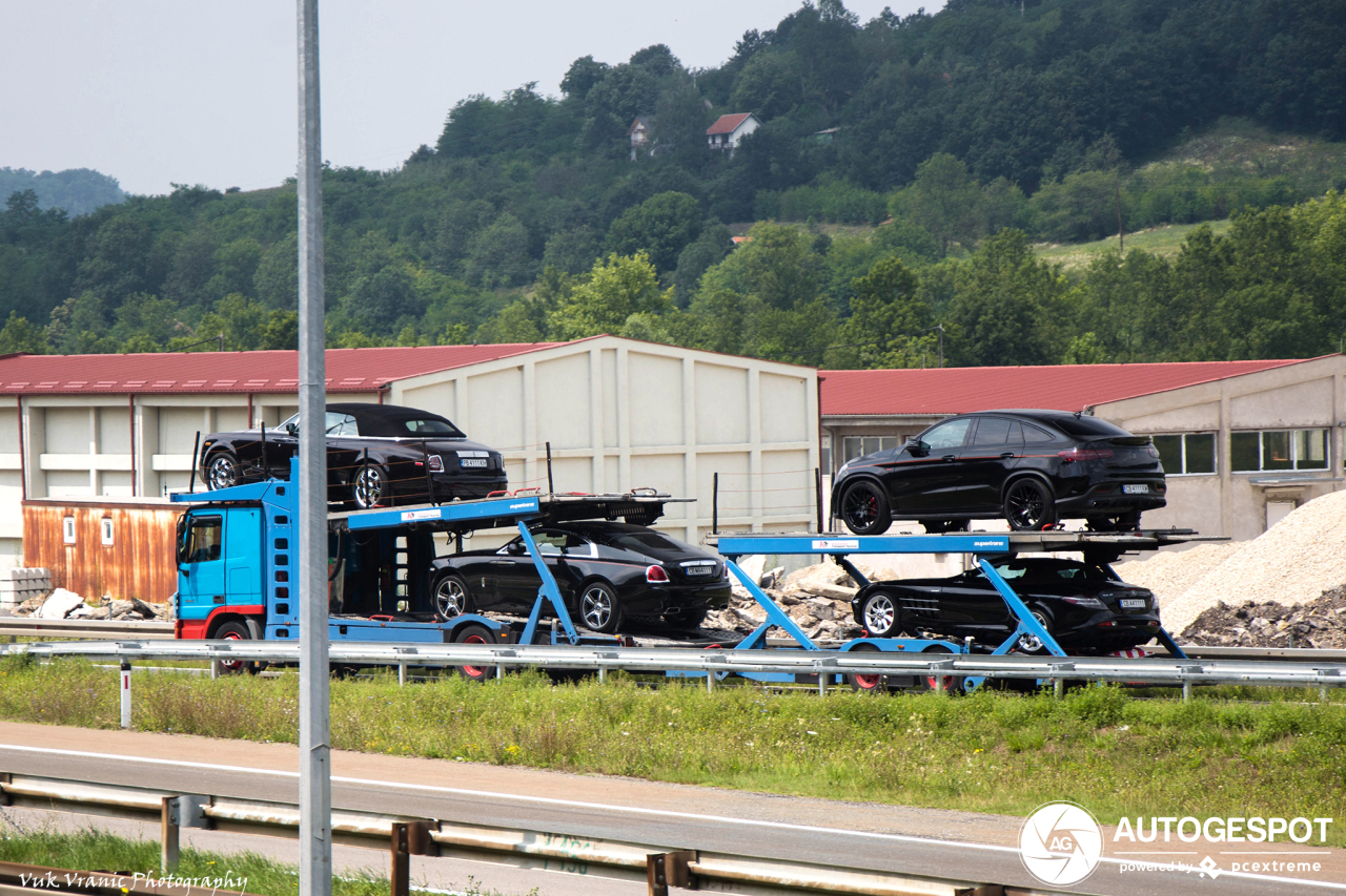 Exclusief trailertje knalt over Servische snelweg.