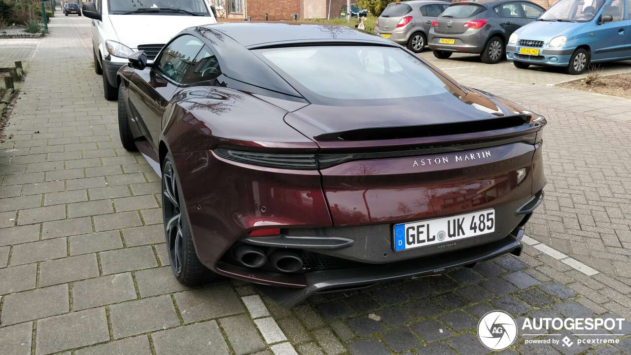 Spot van de dag: bordeauxrode DBS Superleggera is prachtig