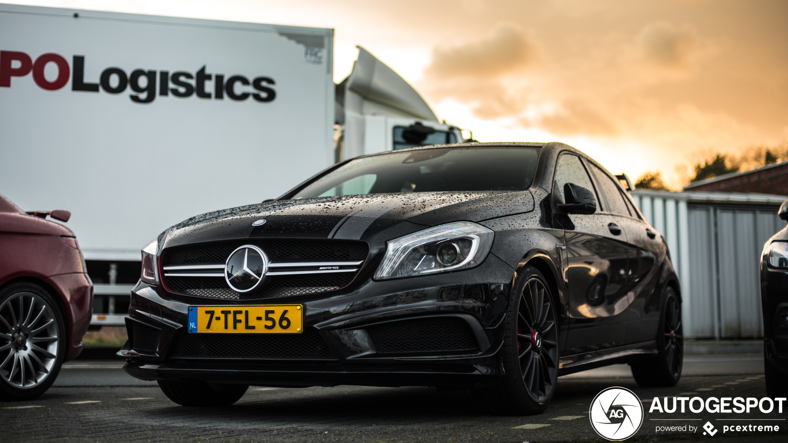 Mercedes-Benz A 45 AMG profiteert van de avondzon