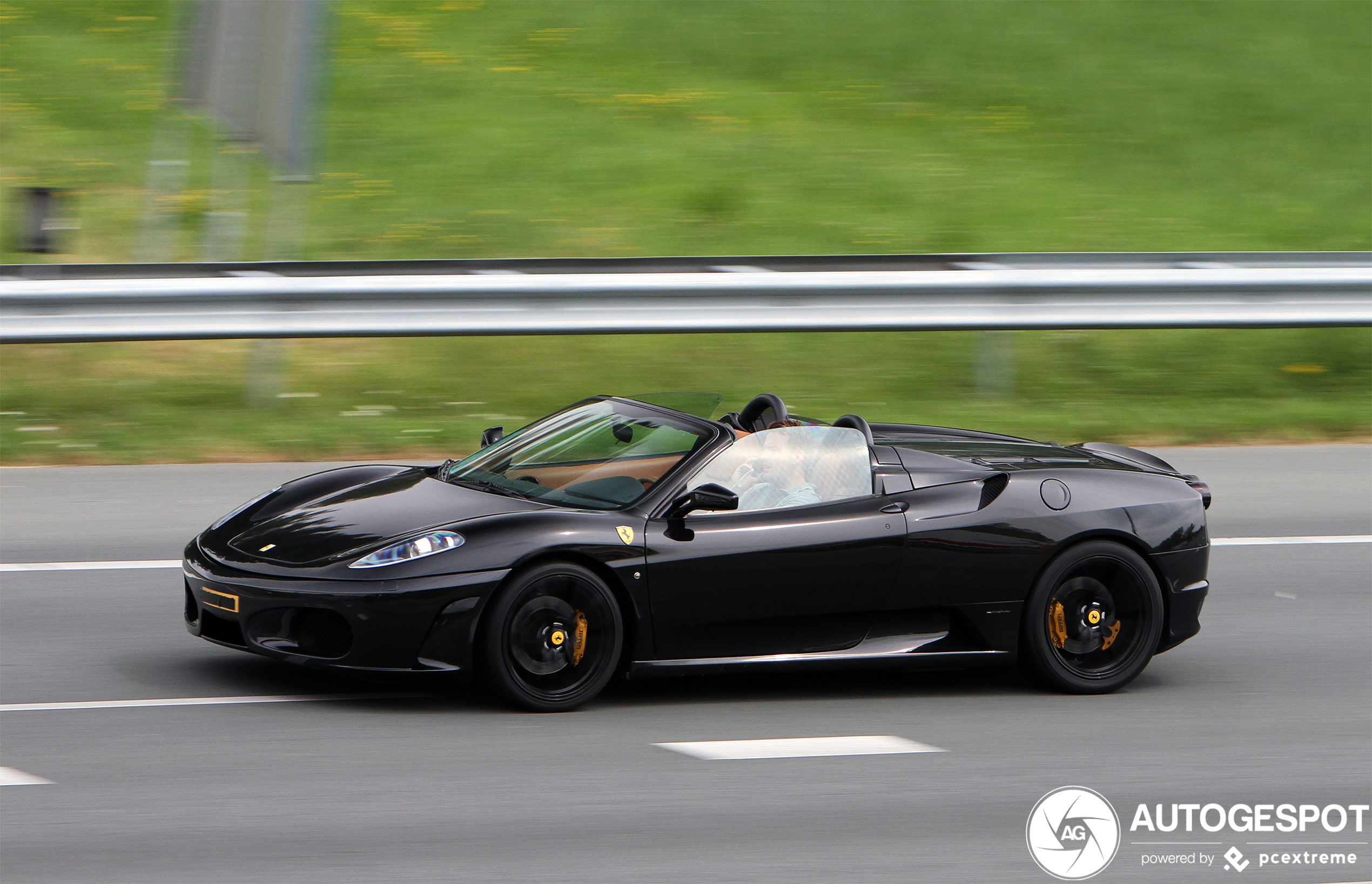 Testrijder belt alvast zijn bevindingen door over de F430 Spider