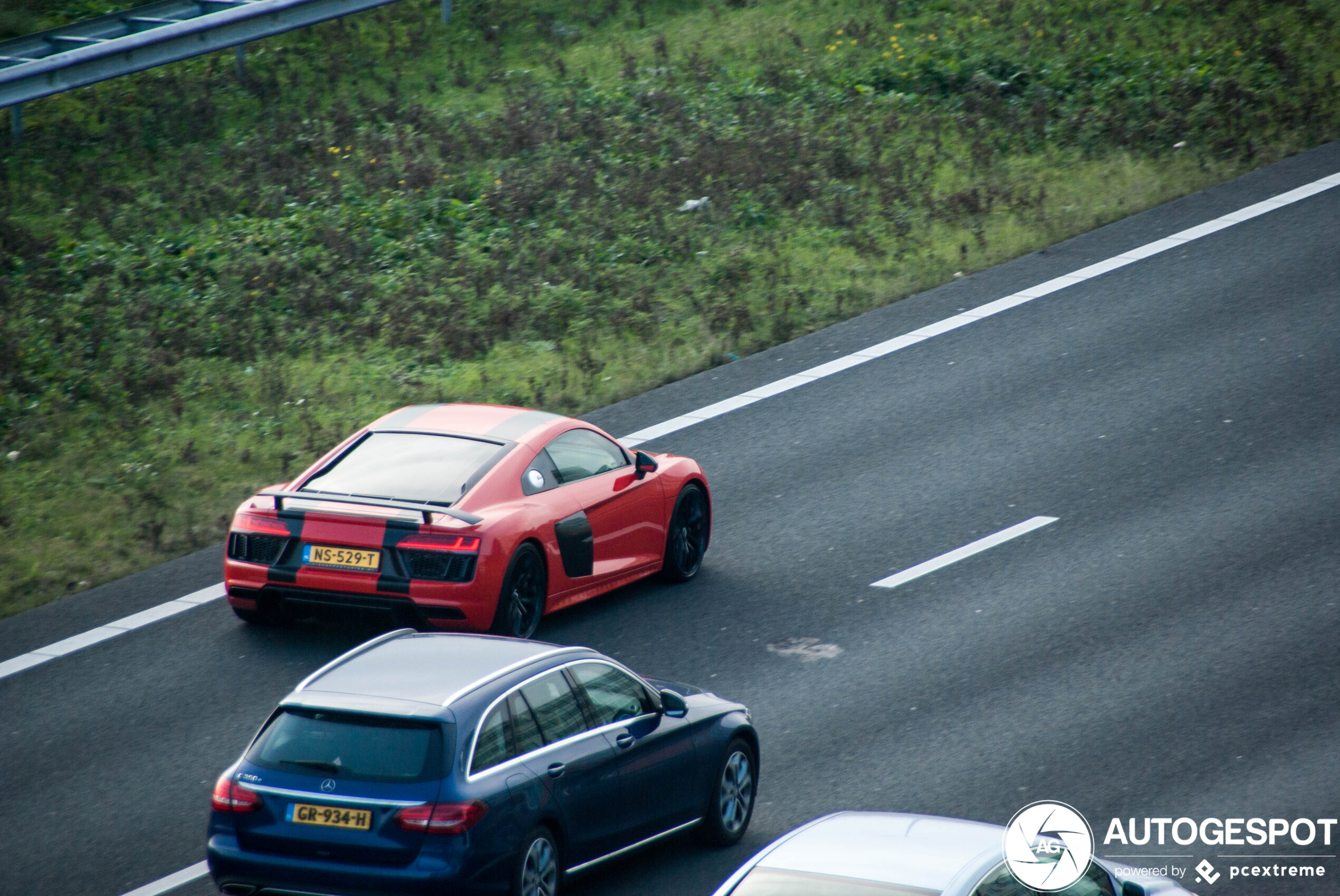 Rode Audi R8 springt eruit op de A4
