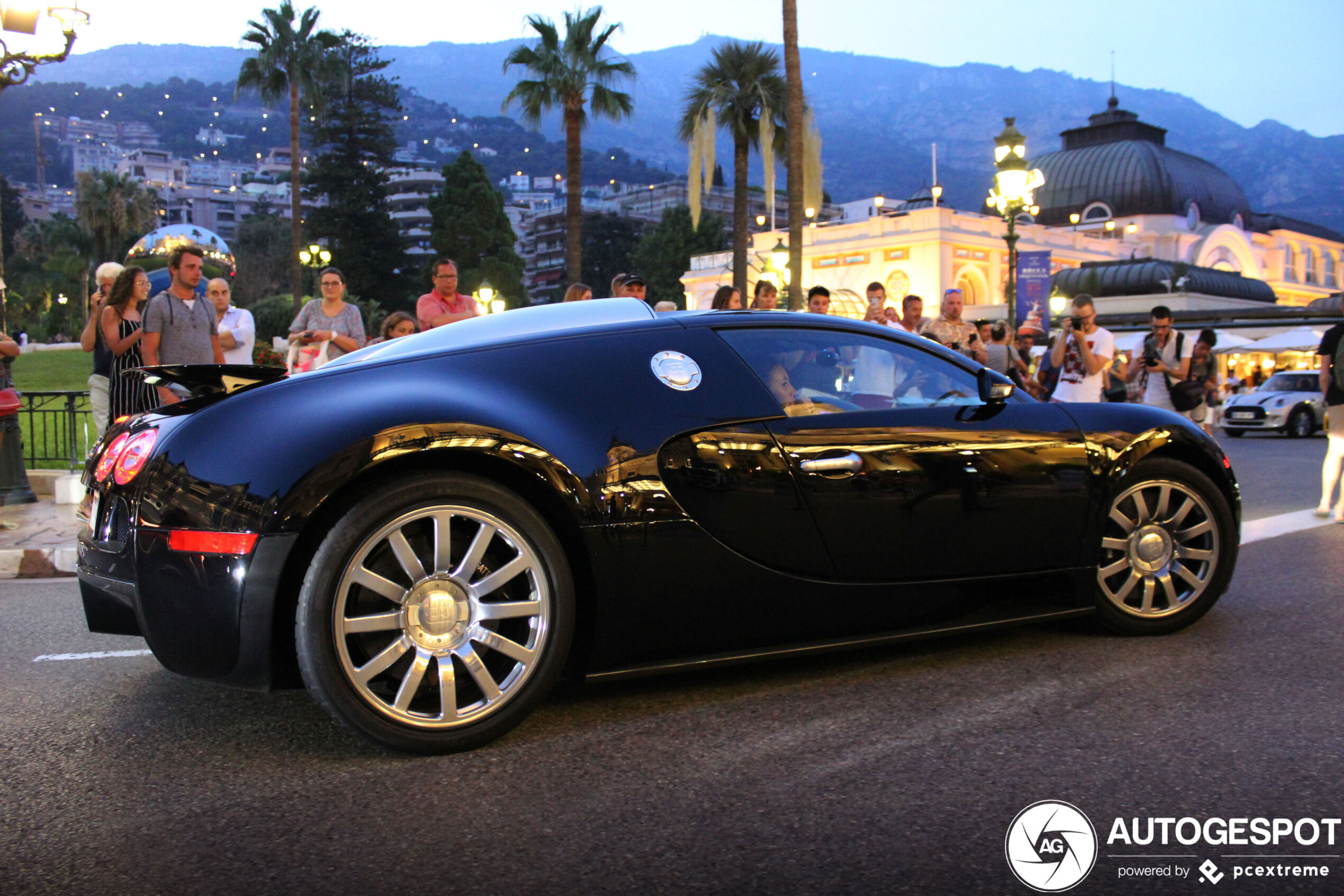 Oldschool Bugatti Veyron 16.4 krijgt de aandacht in Monaco