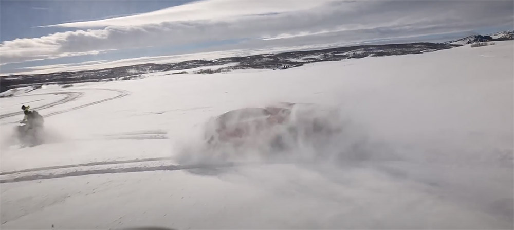 Lamborghini op rupsbanden trotseert sneeuw