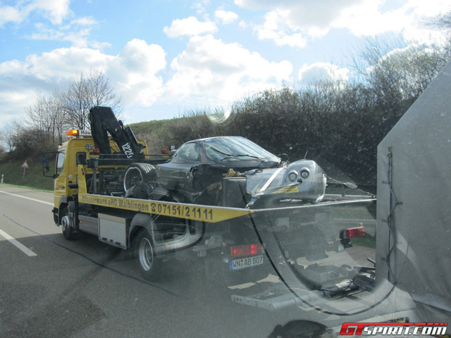 Pagani C9 crasht nabij Mercedes-Benz fabriek in Stuttgart