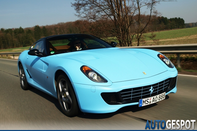 Gespot: babyblauwe Ferrari 599 GTB Fiorano