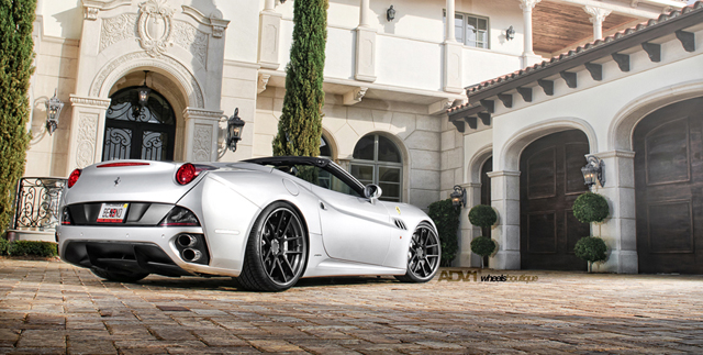 Zomers verlangen: Ferrari California op ADV.1 velgen