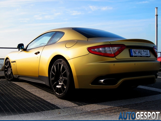 Strange sighting: matgouden Maserati GranTurismo S