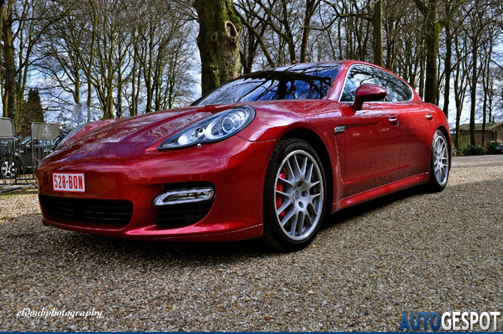 Spot van de dag: voorjaarskleur op Porsche Panamera Turbo