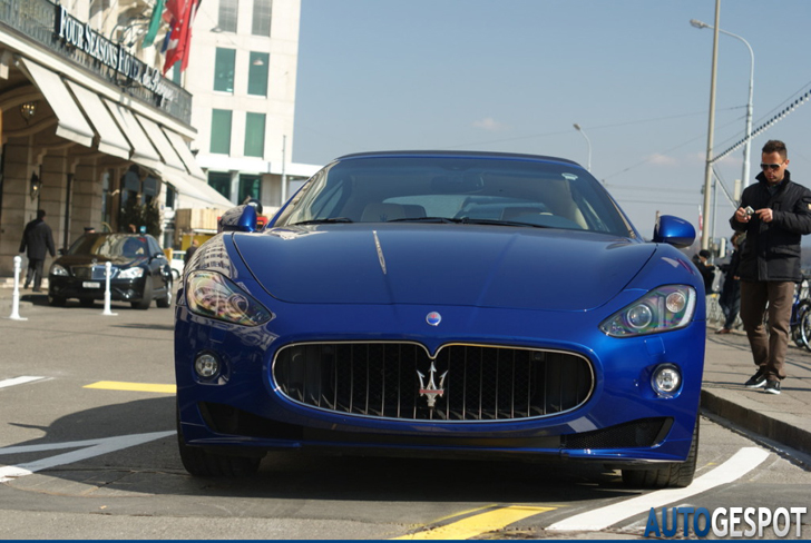 Gespot: Maserati GranCabrio Sport in sportief blauw