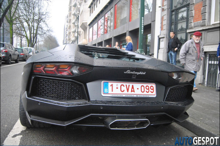 Topspot: matzwarte Lamborghini Aventador LP700-4