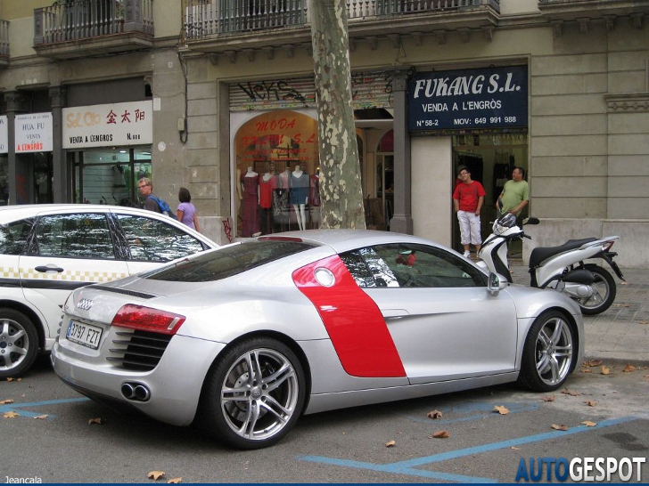 Strange sighting: rode sideblade op een Audi R8 