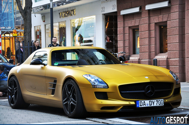 Mercedes-Benz SLS AMG gespot in de kleur Desert Gold 