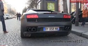 Un gamin sursaute à cause du bruit d’une Lamborghini