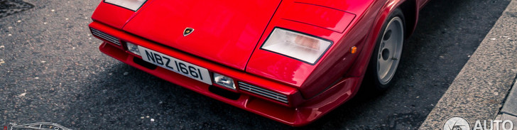 Lamborghini Countach 5000 S rossa avvistata a Londra! Bellissima!